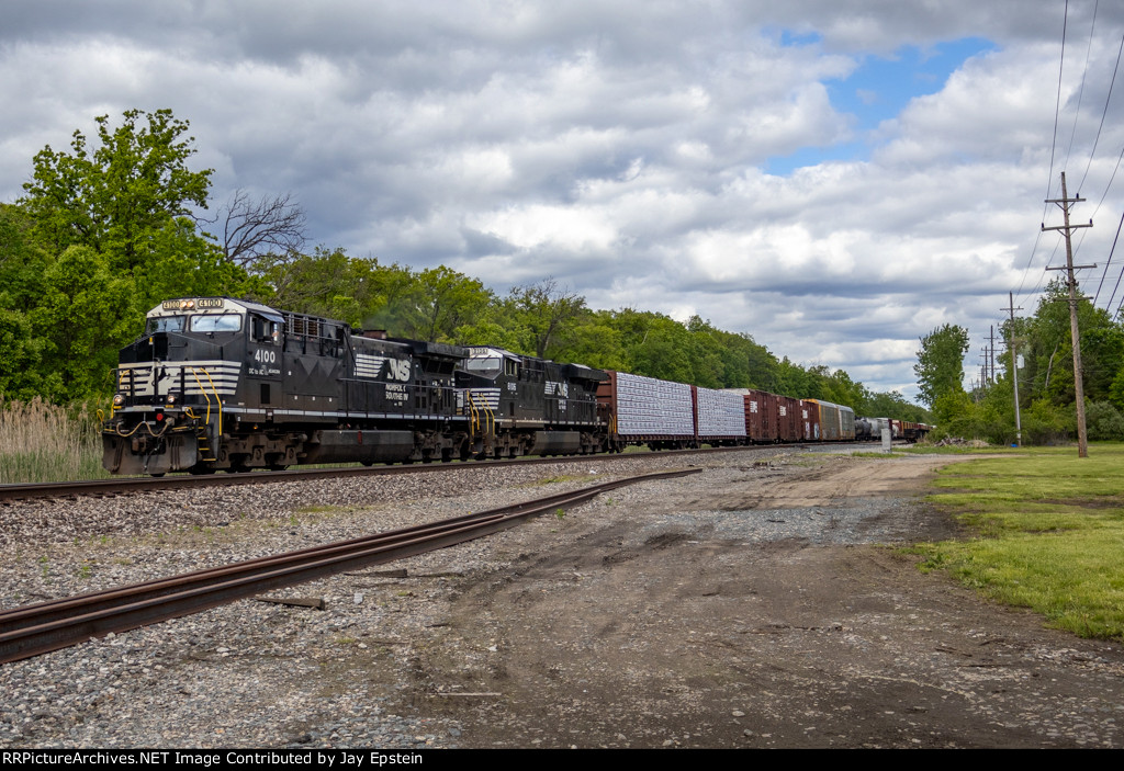 NS 4100 leads a freight west on the Detroit District